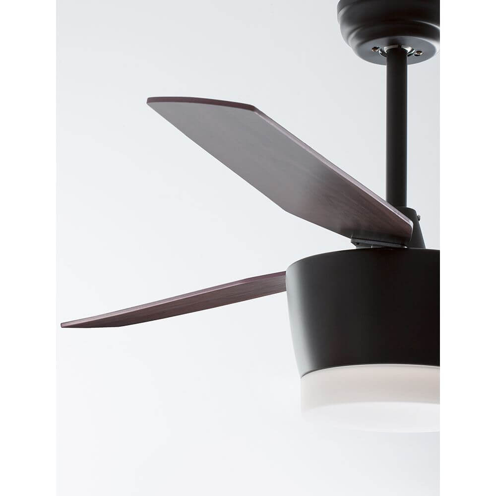 Monsoon LED Ventilator Stahl Holz mit mattschwarzem Stahl und Eichenholz-Lüfterflügeln.