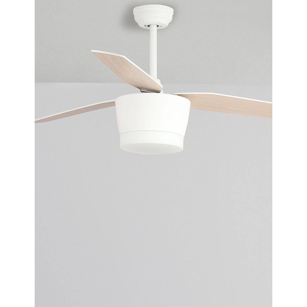 Monsoon LED Ventilator Stahl Holz mit modernem Design und Eichenholz-Flügeln.