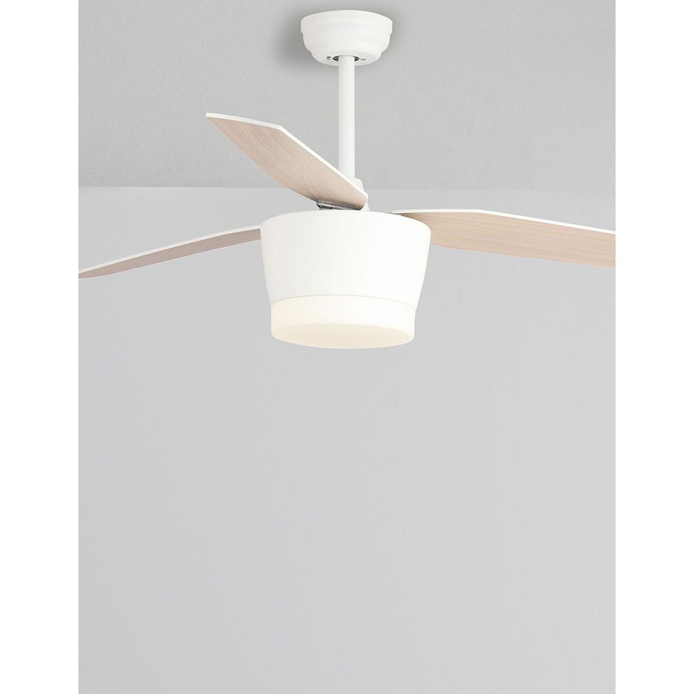 Moderner Deckenventilator in weiß mit Holzflügeln und LED-Beleuchtung, ideal für jeden Raum.
