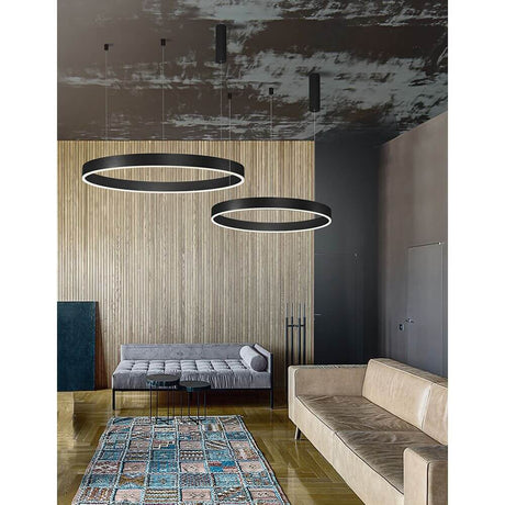Modernes Wohnzimmer mit Motif LED Hängeleuchte Ø 100cm, minimalistischem Design und schöner Lichtverteilung.