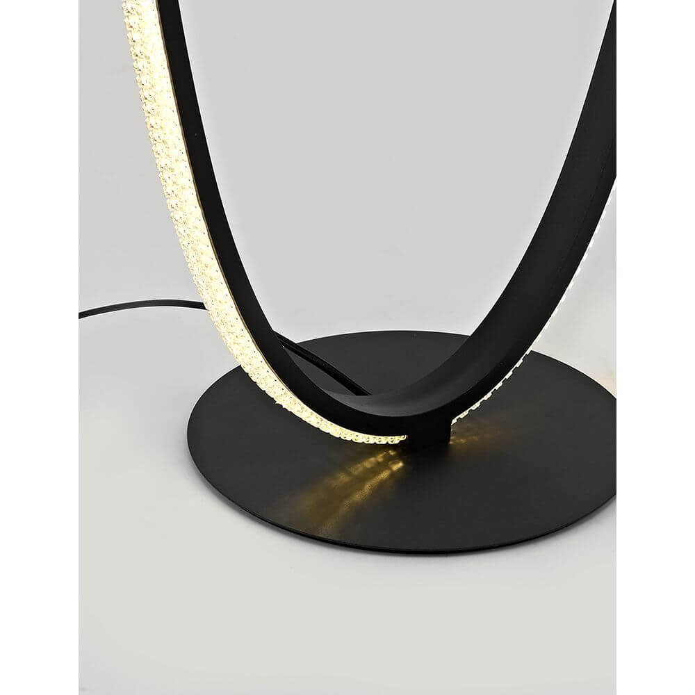 Nager LED Stehleuchte Ring 125cm Sandig-Schwarz mit modernem Design und sanfter Beleuchtung.