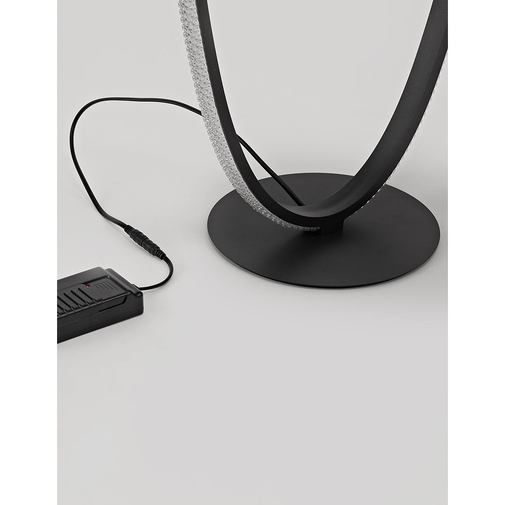 Detailansicht der Nager LED Stehleuchte Ring in Sandig-Schwarz mit rundem Fuß und Kabelanschluss.