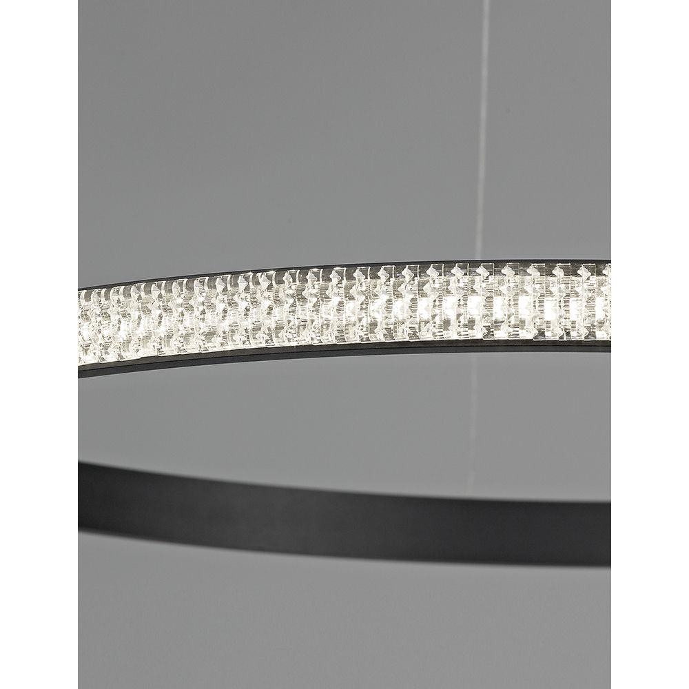 Detailansicht der Nager LED Metall-Hängelampe mit Kristalllichtstreuung in modernem Design.