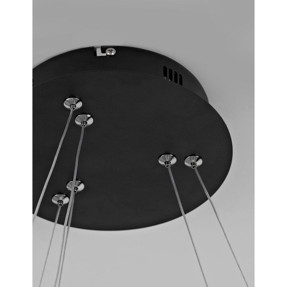 Nager LED Hängeleuchte Ø 67cm Schwarz - Deckenmontage mit eleganter schwarzer Oberfläche und stabilen Aufhängeseilen.