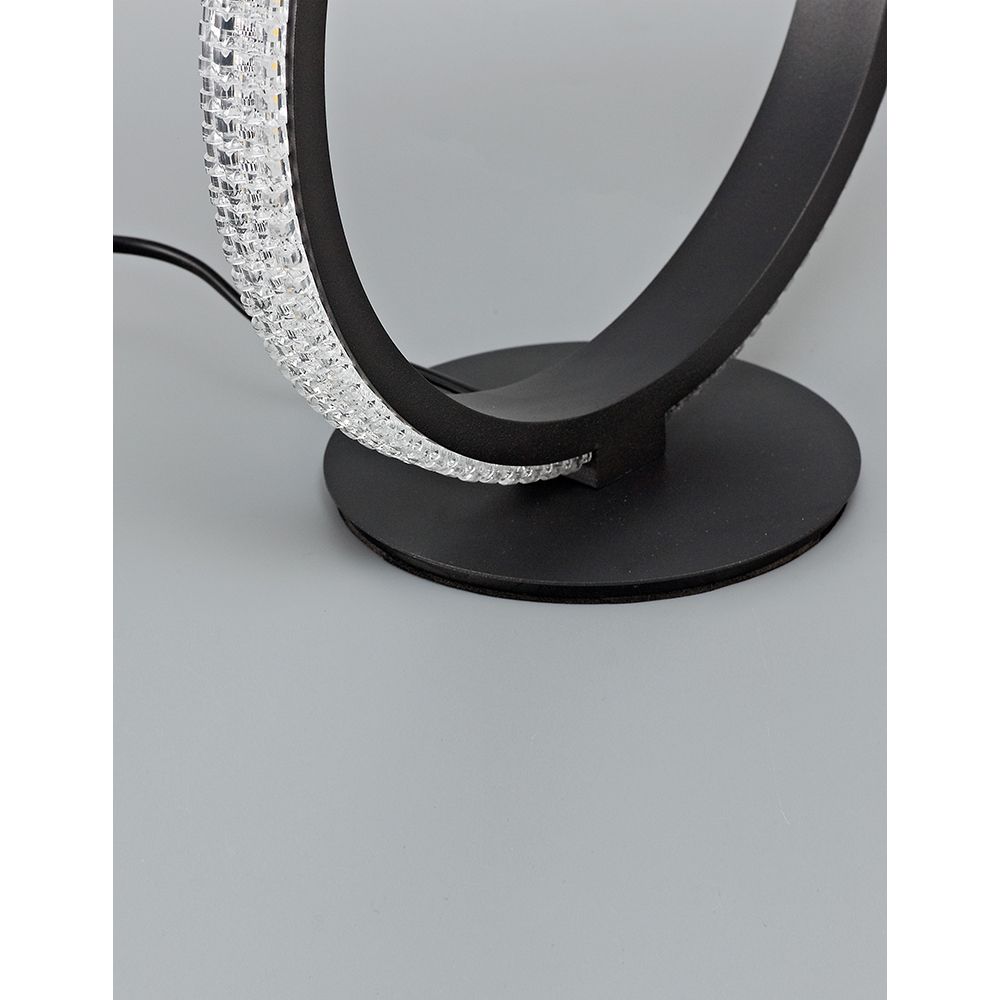 Detailansicht einer Nager LED Tischlampe mit schwarzem Aluminium und Acryl, Ø 29 cm.