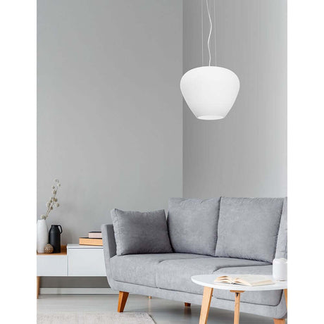 Moderne Nova Luce Nala pendellampe i glass over grå sofa i et lysegrått rom.