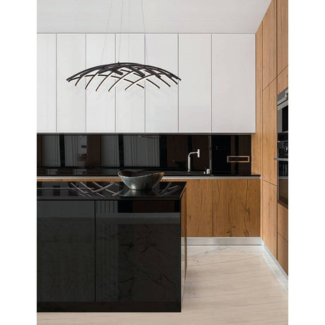 Narvi LED Hängelampe Schwarz über moderner Küche, elegante schwarze Pendelleuchte mit warmem LED-Licht