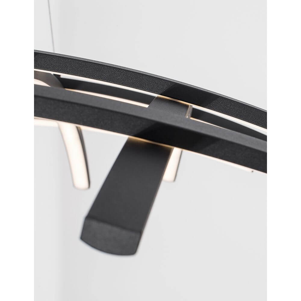 Narvi LED Hängelampe Schwarz – Nahaufnahme moderner schwarzer LED-Hängelampe mit gebogenen Leuchtkörpern
