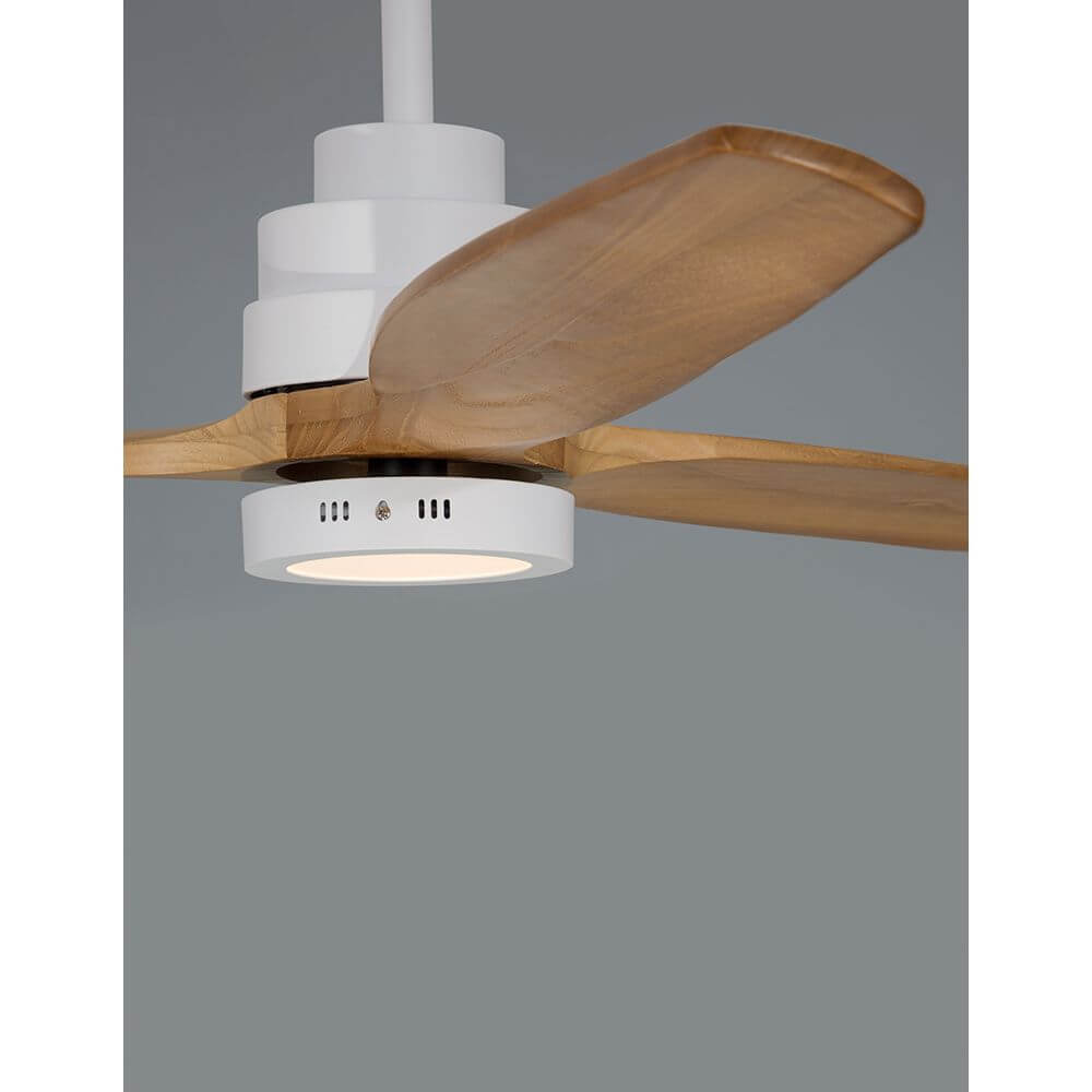 Nature LED Ventilator Ø 132cm Matt-Weiß mit Holzflügeln in einem modernen Raum. Energiesparend und leise.
