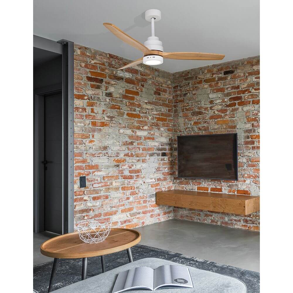Nature LED Ventilator Ø 132cm Matt-Weiß in modernem Wohnraum mit Backsteinwand und Holzmöbeln.