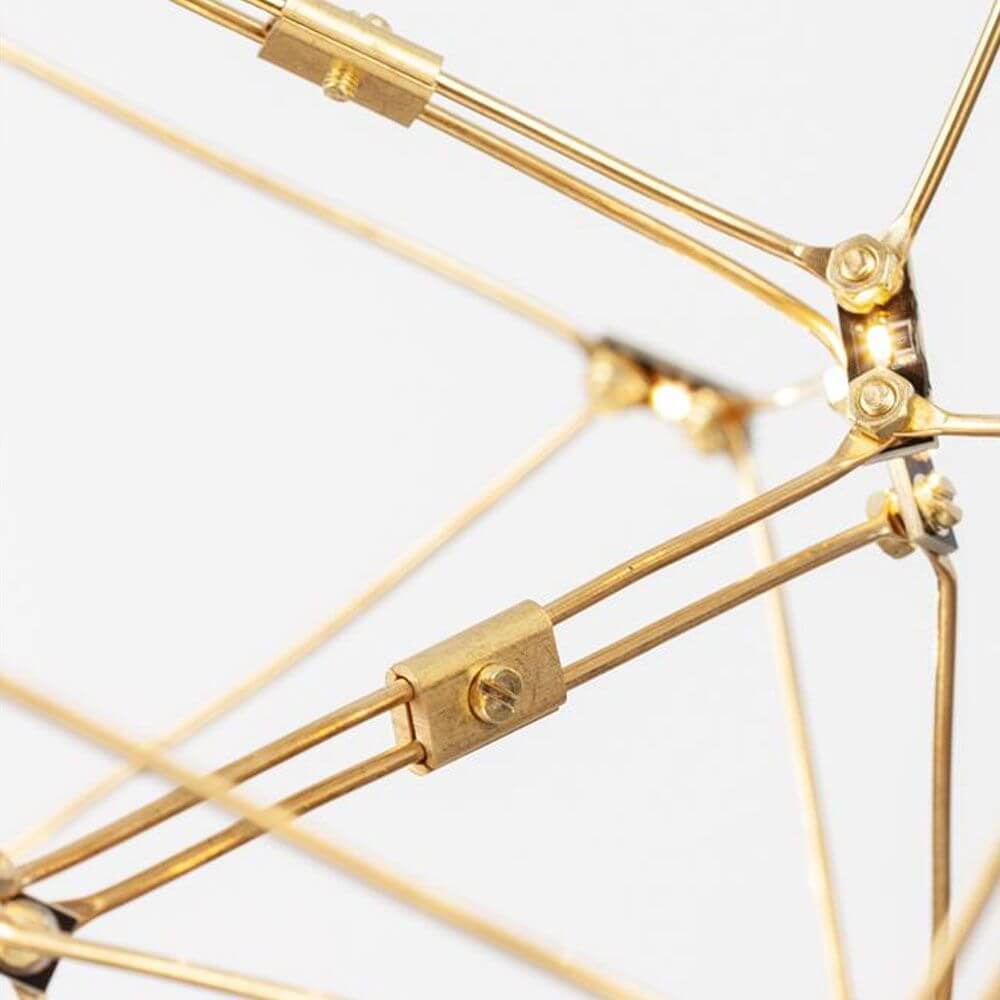 Detailaufnahme der goldfarbenen Struktur der Nebula LED Würfel Pendellampe Goldfarben, die elegantes Design zeigt.