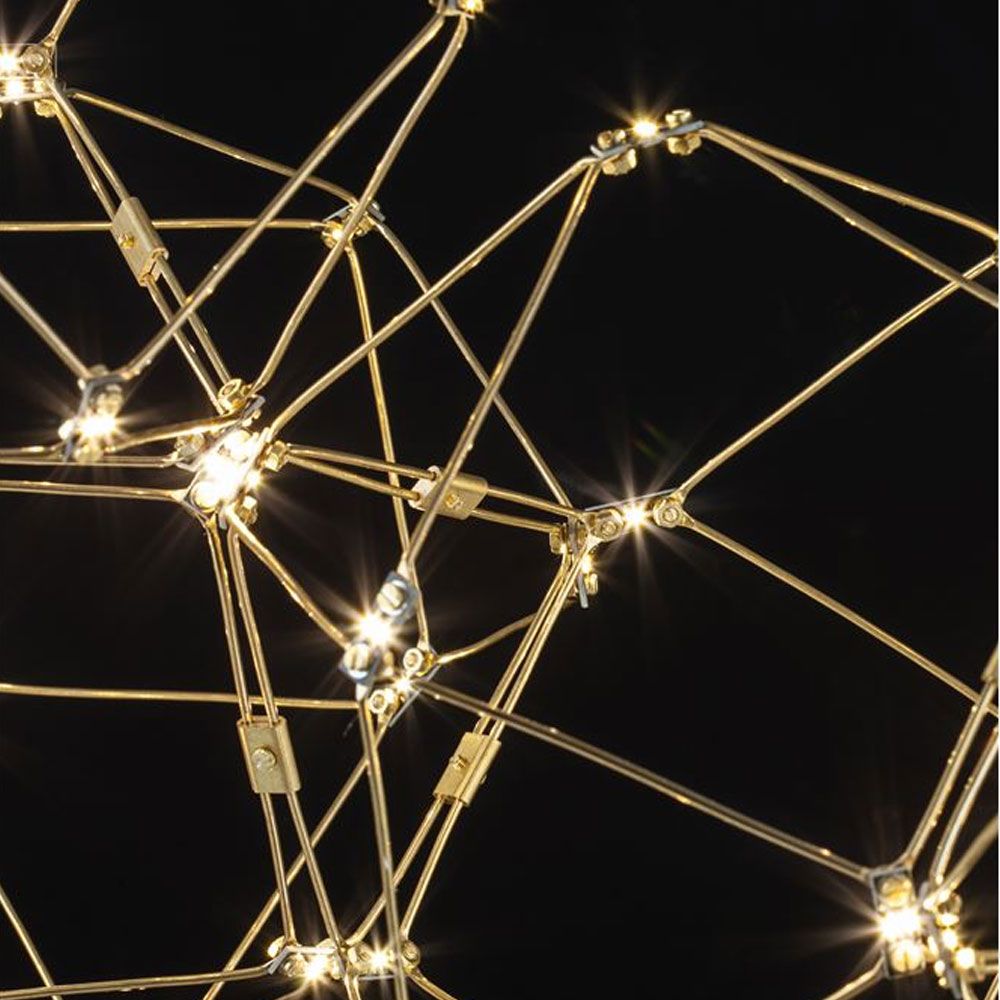 Detailansicht der Nebula LED Pendellampe mit goldfarbenem Metallrahmen und kleinen LED-Leuchten an Drähten.