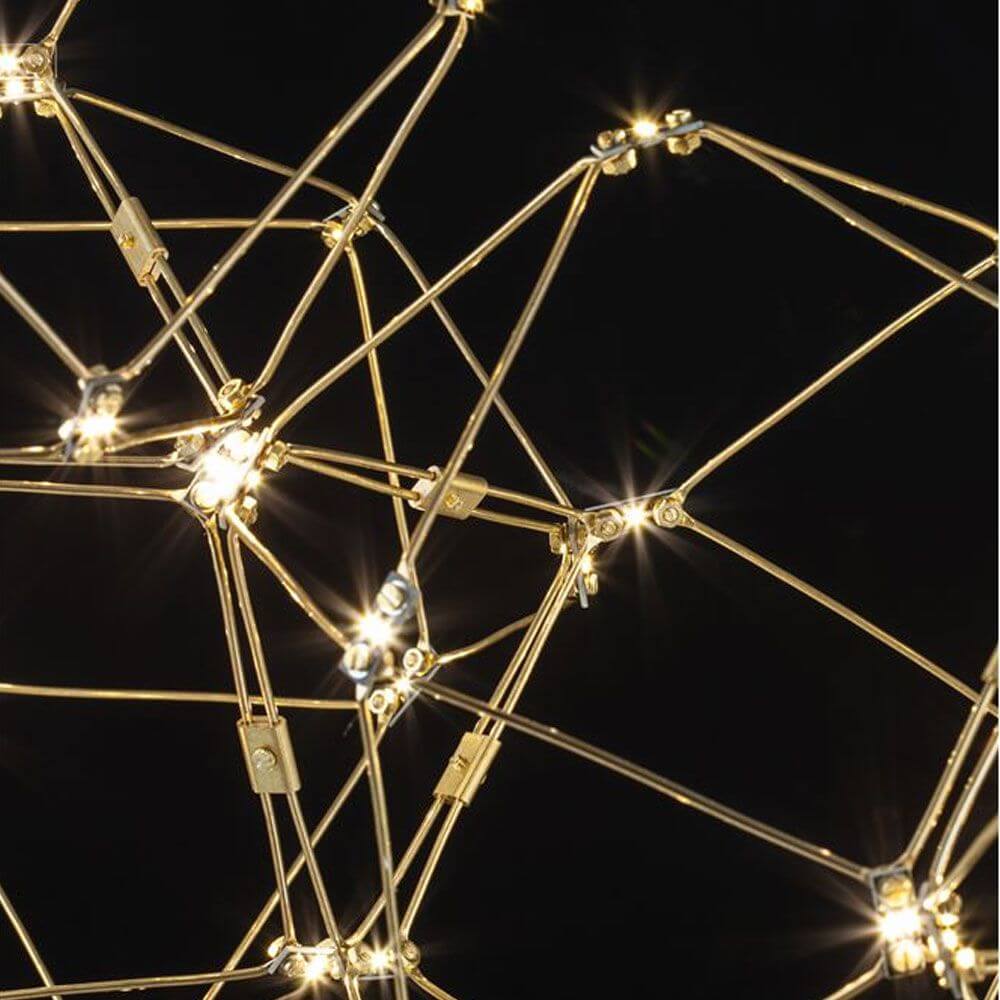 Detailansicht der Nebula LED Würfel Pendellampe Goldfarben mit LED-Lichtern und eleganten Metalldrähten.