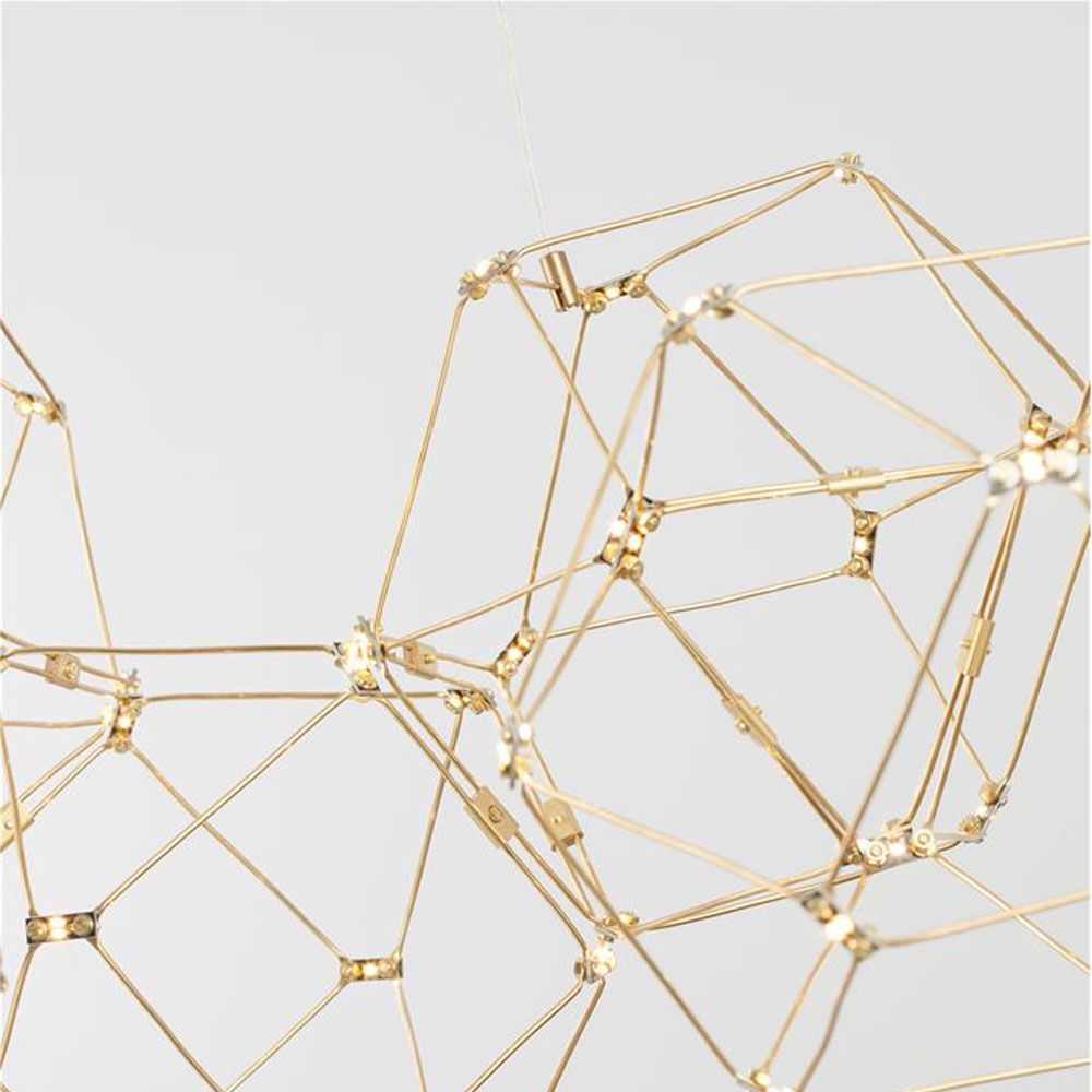Detailansicht der Nebula LED Würfel Pendellampe in Goldfarbe mit elegantem Metalldesign.