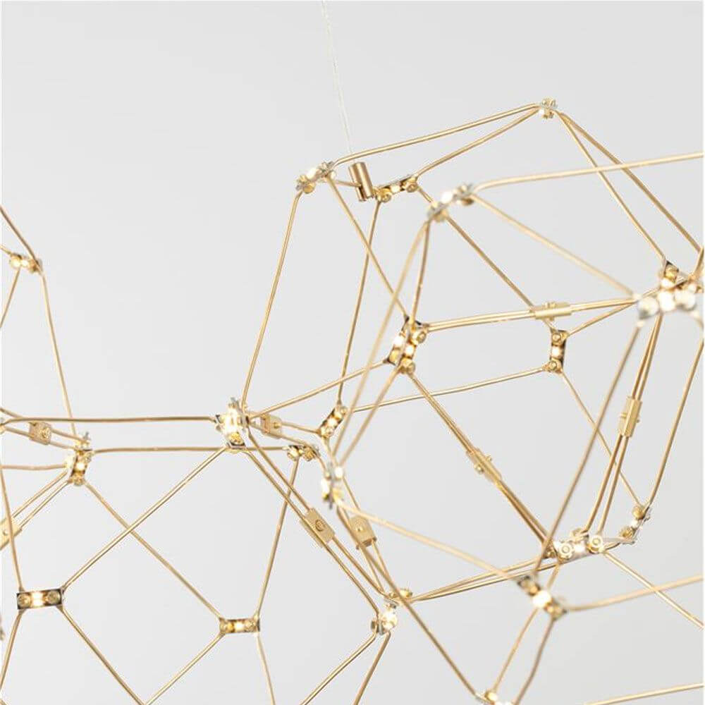 Detailansicht der Nebula LED Würfel Pendellampe Goldfarben mit elegantem Metall-Design.