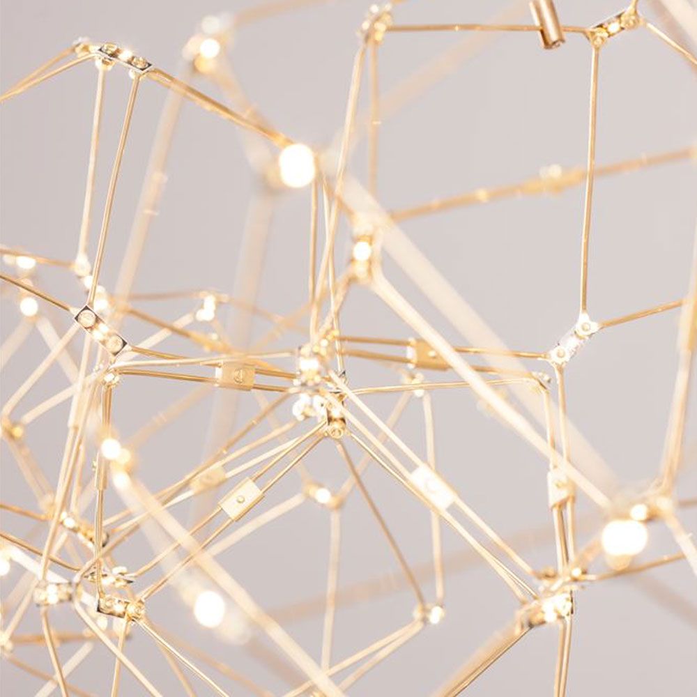 Detaillierte Ansicht der Nebula LED Würfel Pendellampe in Gold mit strahlenden kleinen LEDs.