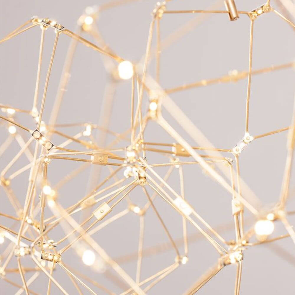 Detailansicht der Nebula LED Würfel Pendellampe Goldfarben mit eleganten LED-Leuchten und goldenem Metalldesign.