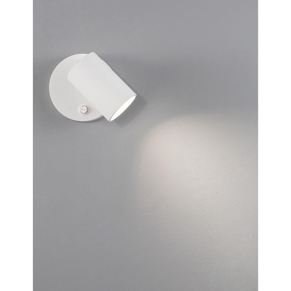Net Wandstrahler an grauer Wand, schwenkbare Lampe mit modernem Design, ideal für Wohnräume.