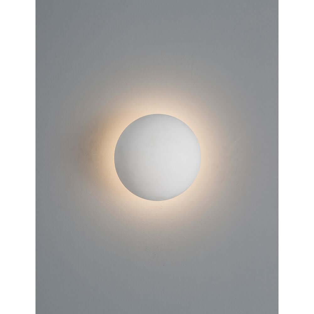 Netune LED Wandleuchte Ø 11cm in modernem Design mit grauem Hintergrund.
