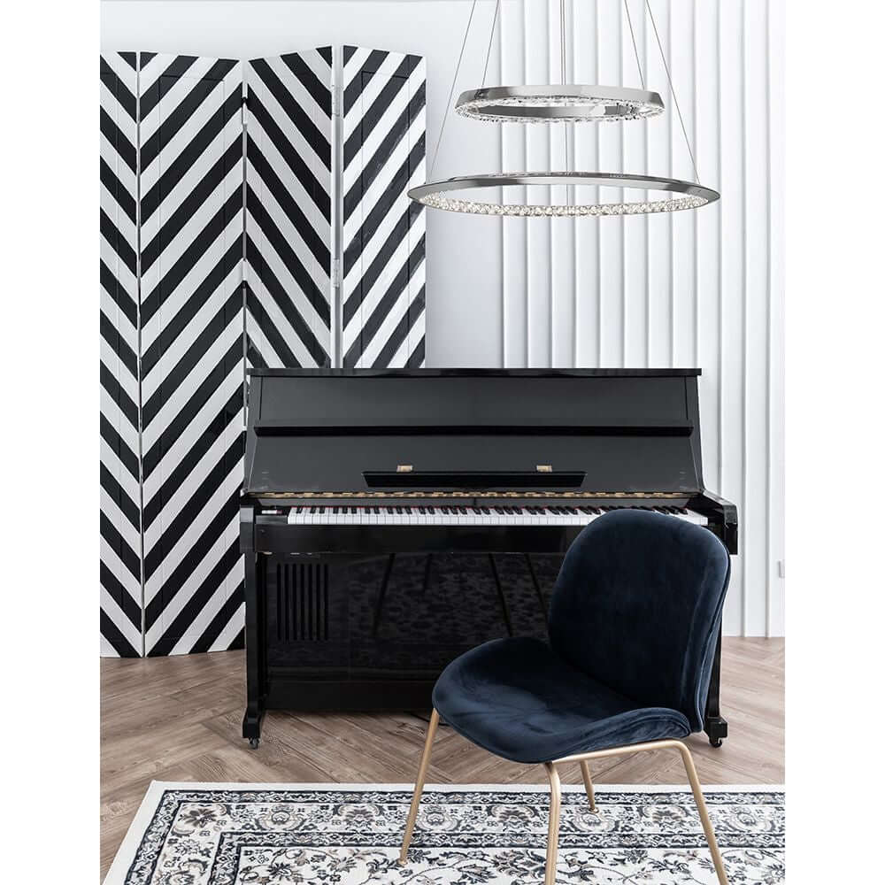 Netuno LED Hängeleuchte Klar, Chrom schimmert über einem Klavier in modernem Innenraum.