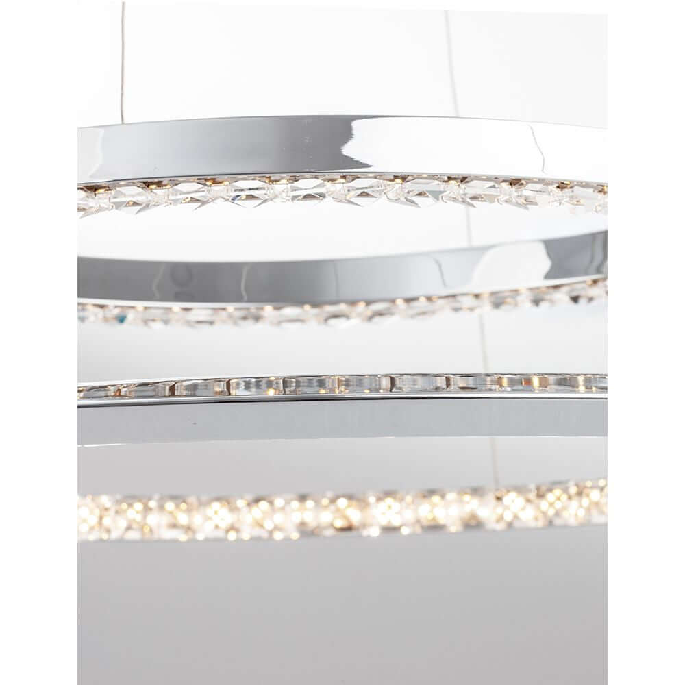 Netuno LED Hängeleuchte Klar, Chrom - Detailansicht der verchromten Ringe mit Kristallverzierungen.