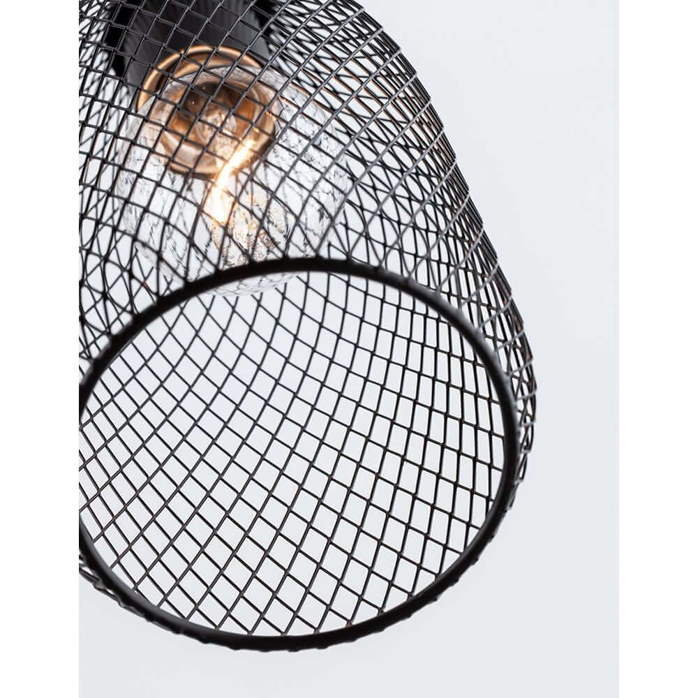 Nahaufnahme der Neva Metall-Pendellampe Schwarz mit modernem Drahtgitter-Design und Glühbirne.