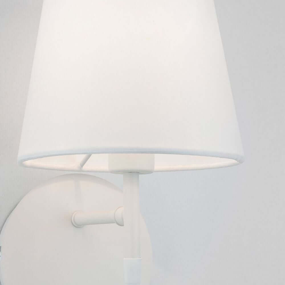 Nia Wandleuchte Metall mit LED Leselicht mit weißem Stoffschirm und Aluminiumdesign.