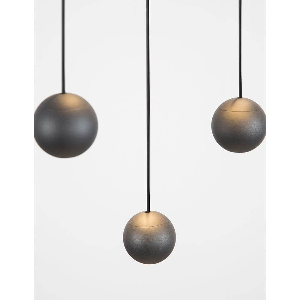 Nocci LED Hängelampe Kugel-Aufhängung Schwarz mit drei schwarzen Kugeln und schwarzem Kabel.
