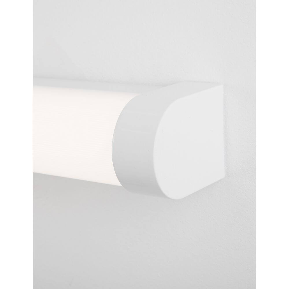 Nahaufnahme der Noor LED Bad-Wandlampe, Acryl mit modernem Design und weißer Oberfläche.