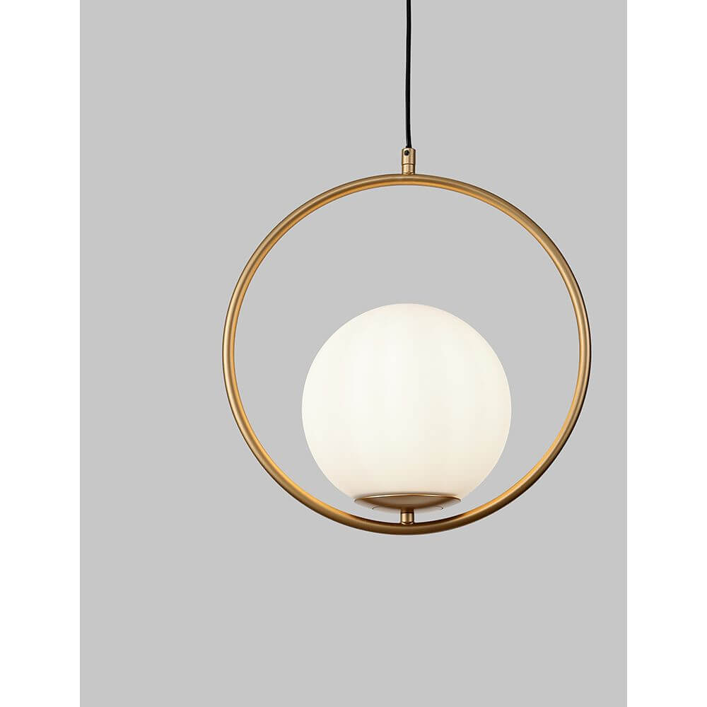 Obitar Hängelampe Metall Glas mit kugelförmigem Glaskörper und goldenem Ringdesign.
