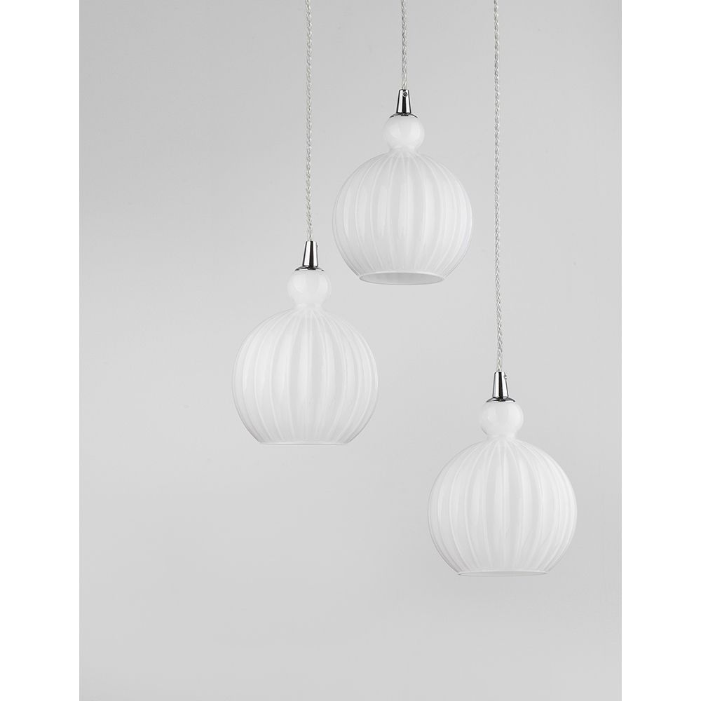 Odell Hängeleuchte 3-flammig in Opal-Weiß, stilvoller Lampenschirm für moderne Innenräume.