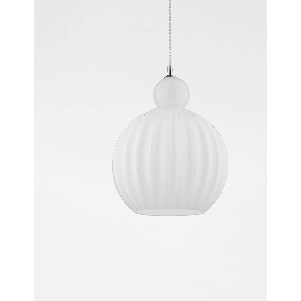 Odell Glas-Pendelleuchte Opal in modernem Design mit opalweißem Glas und silberner Aufhängung.