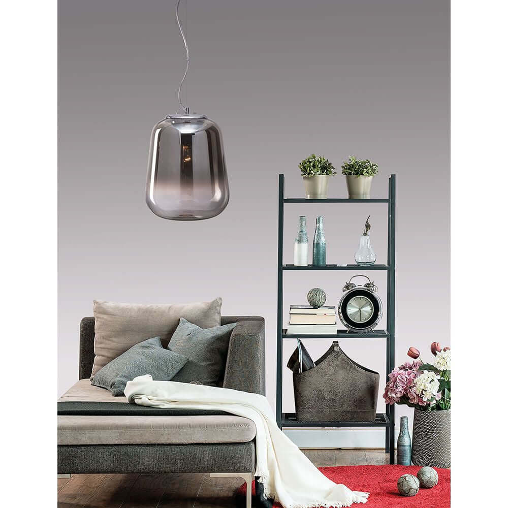 Oliverio Pendellampe Rauchfarben mit Verlauf über einem modernen Sofa und Regal mit Dekoartikeln.