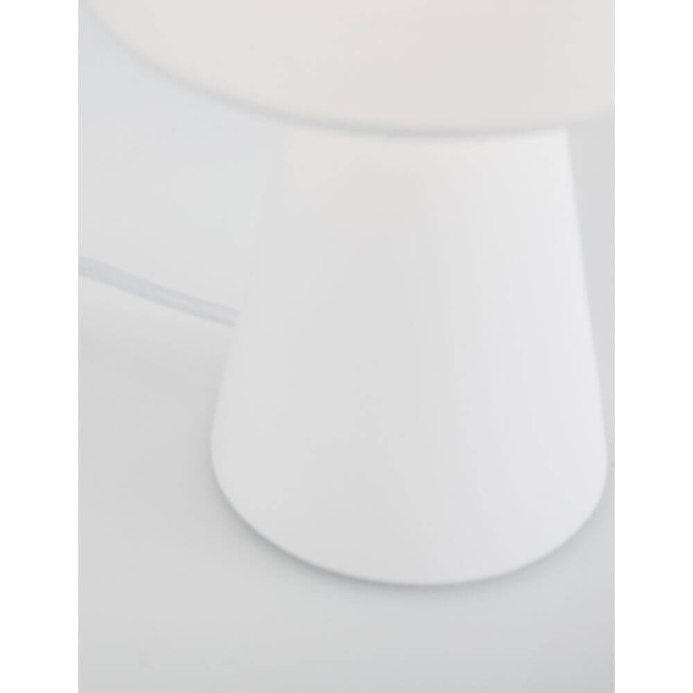 Orion Gips Tischlampe Weiß Detailansicht der weißen Lampe mit Betonfuß und Stoffschirm