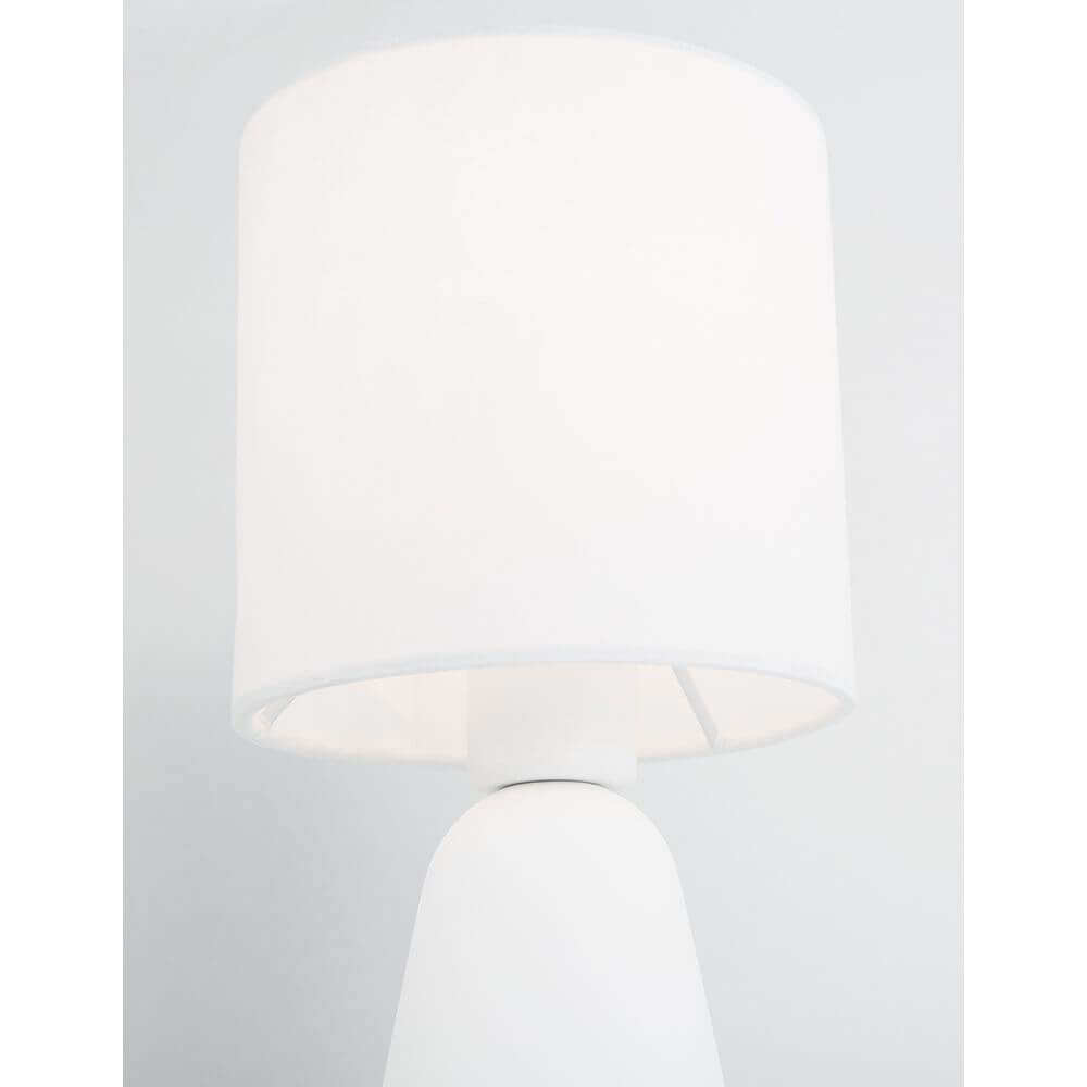 Orion Gips Tischlampe Weiß mit weißem Stoffschirm und Betonfuß, ideal für modernes Wohnen.