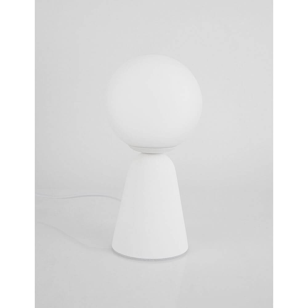 Orion Tischleuchte Beton mit weißer Opalkuppel auf einem minimalistischen Tisch.