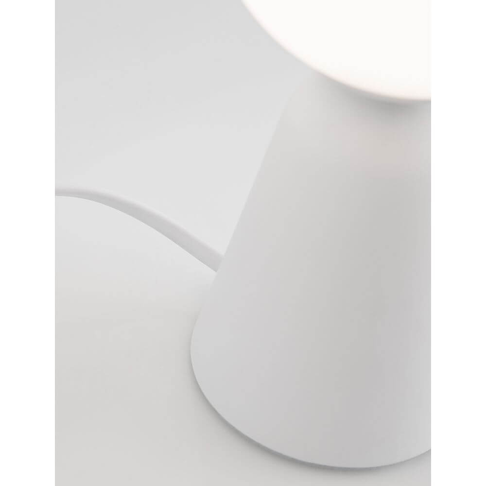 Orion Tischleuchte Beton mit weißem Lampenfuß und Kabelansicht, ideal für modernes Wohnen.