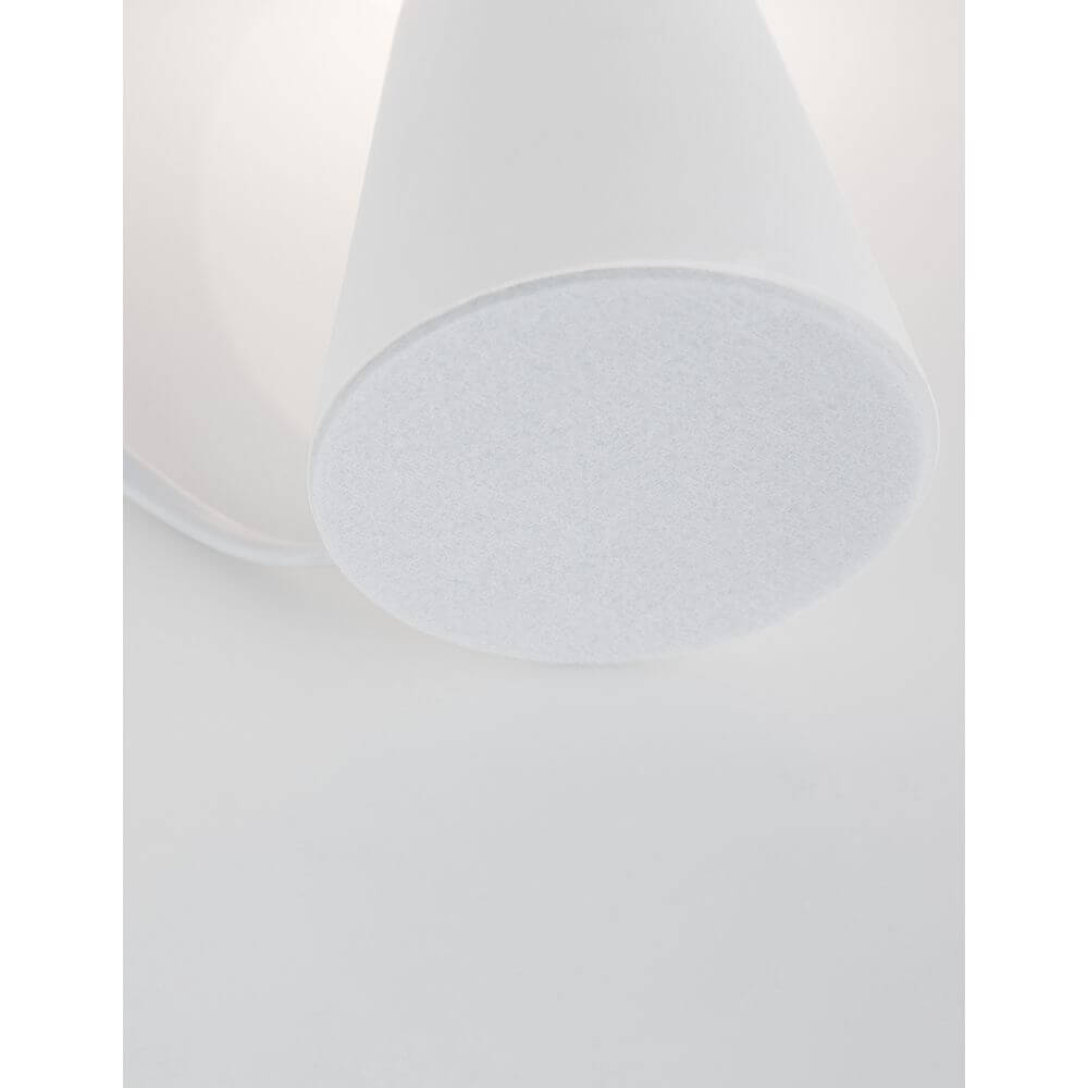 Detailansicht der Orion Tischleuchte Beton mit weißer Opalkuppel und minimalistischem Design.