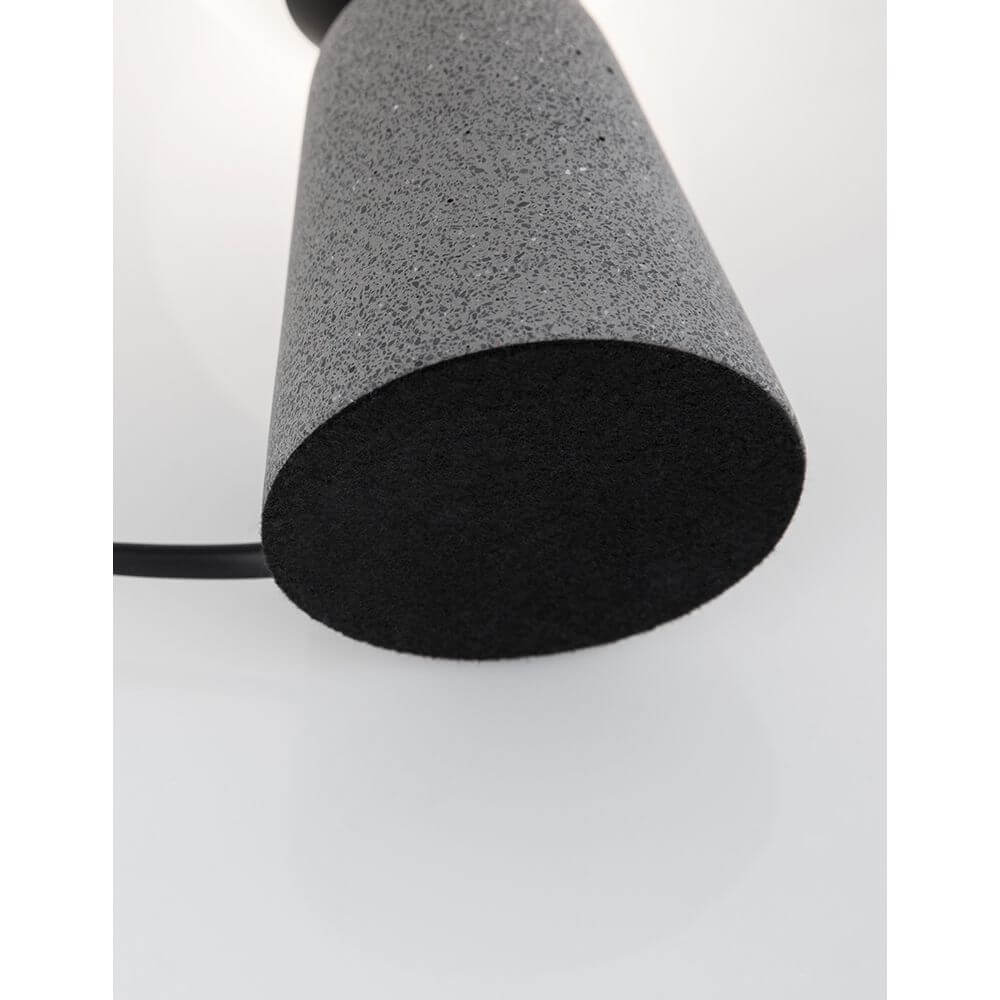Detailansicht der Orion Tischleuchte Beton mit grauem Betonfuß und schwarzend Unterseite.