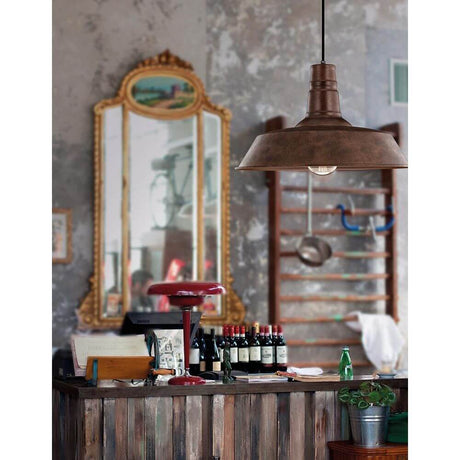Osteria pendellampe i stål Ø 46 cm over en rustikk bardisk i et koselig miljø.