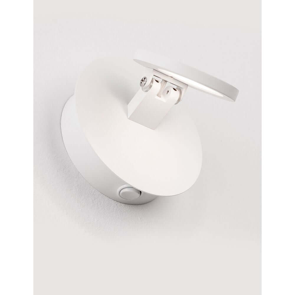 Otto LED Wandlampe Ø 12cm Weiß in modernem, minimalistischem Design mit drehbarem Leuchtenkopf.