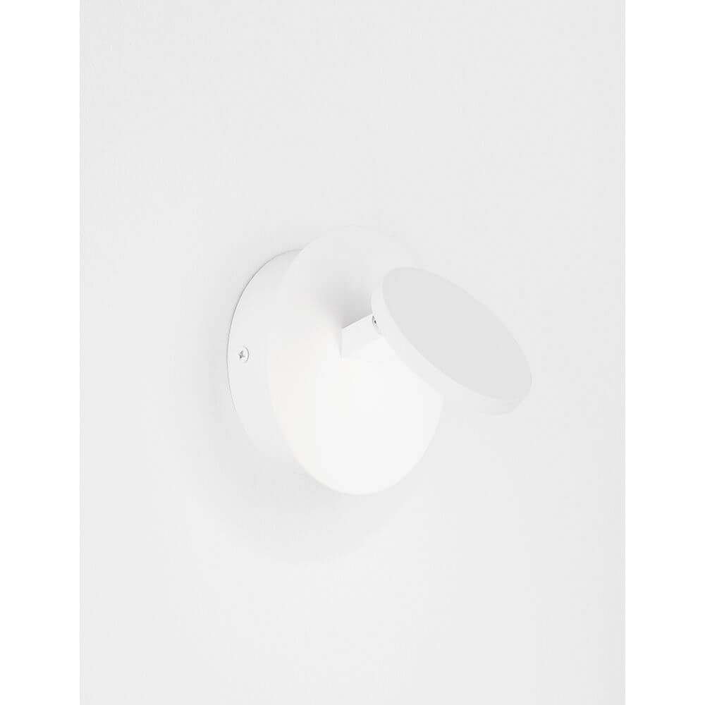 Otto LED Wandlampe Ø 12cm Weiß auf weißer Wand, modernes Design, flexibel einstellbar.