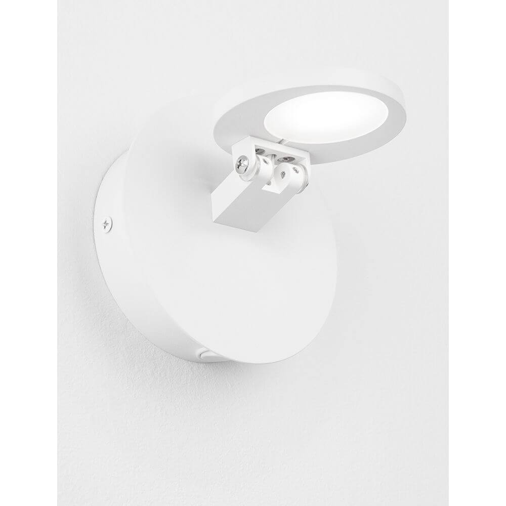 Otto LED Wandlampe Ø 12cm Weiß an der Wand montiert, flexibler Leuchtenkopf, modernes minimalistisches Design.