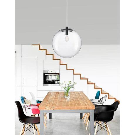 Ovvio glasspendelampe klar over et moderne spisebord i et stilfullt interiør.