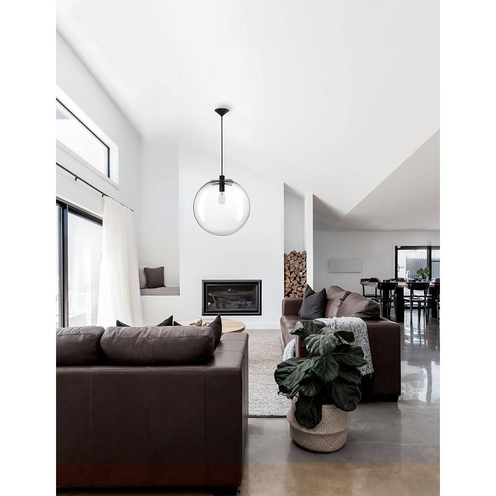 Ovvio Glas-Pendelleuchte Klar in modernem Wohnzimmer über Sofa und Kamin, stilvolle Beleuchtung.