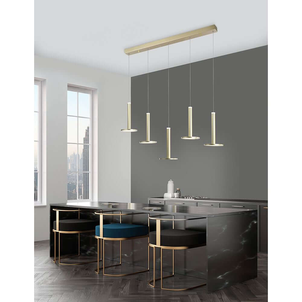 Palencia LED Hängelampe 5-flg. Reihung Gold über moderner Kücheninsel mit eleganten Stühlen und minimalistischem Design.