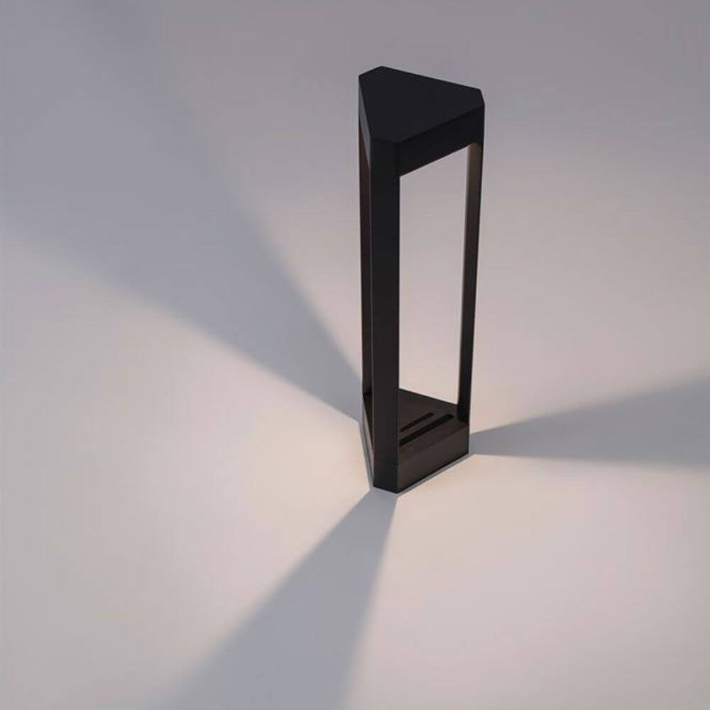 Pax Pollerleuchte Dreieck LED Schwarz - moderne Außenbeleuchtung in stilvollem Design mit dreieckiger Form.