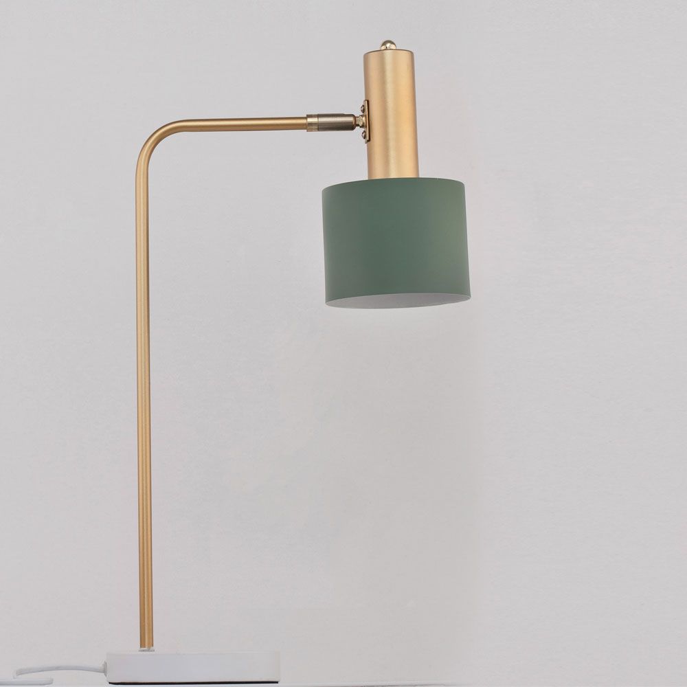 Moderne Tischleuchte mit goldfarbenem Gestell und grünem Lampenschirm im skandinavischen Stil.