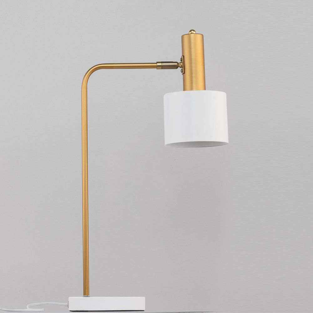 Moderne Paz Skandi Tischleuchte in Goldfarben-Matt mit weißem Lampenschirm für nordisches Wohndesign.
