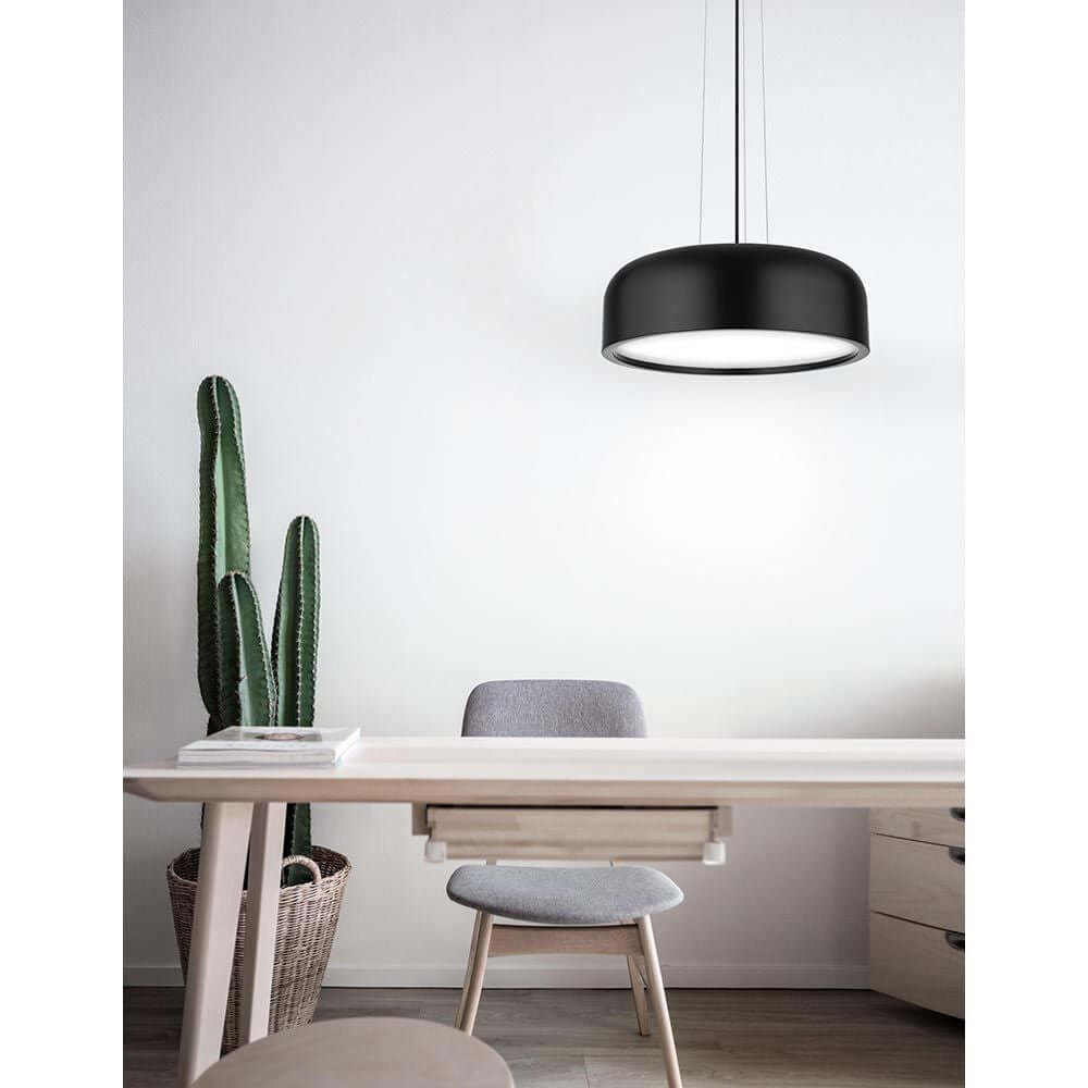Perleto Hängeleuchte, Metall in modernem Interieur mit Tisch und Pflanze.